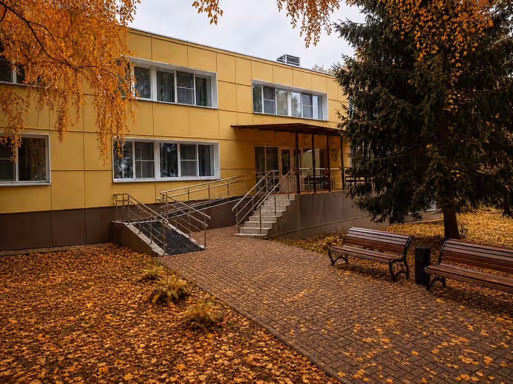 Корпус АйДаКемп в осенней листве — санаторий «Изумруд», Подмосковье