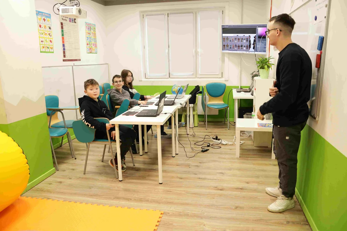 Преподаватель объясняет код детям на уроке Codims