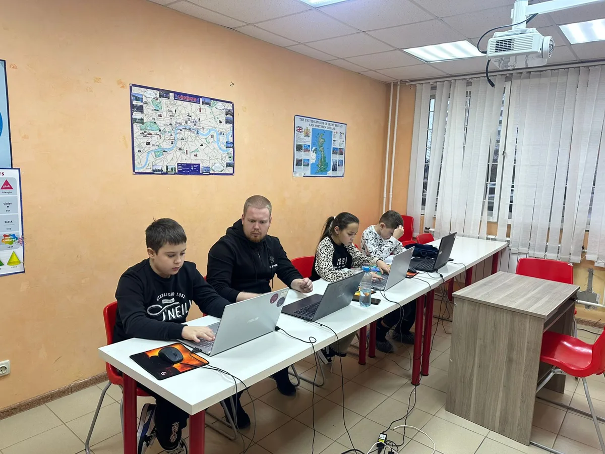 Дети занимаются за ноутбуками в классе #АйДаКодить