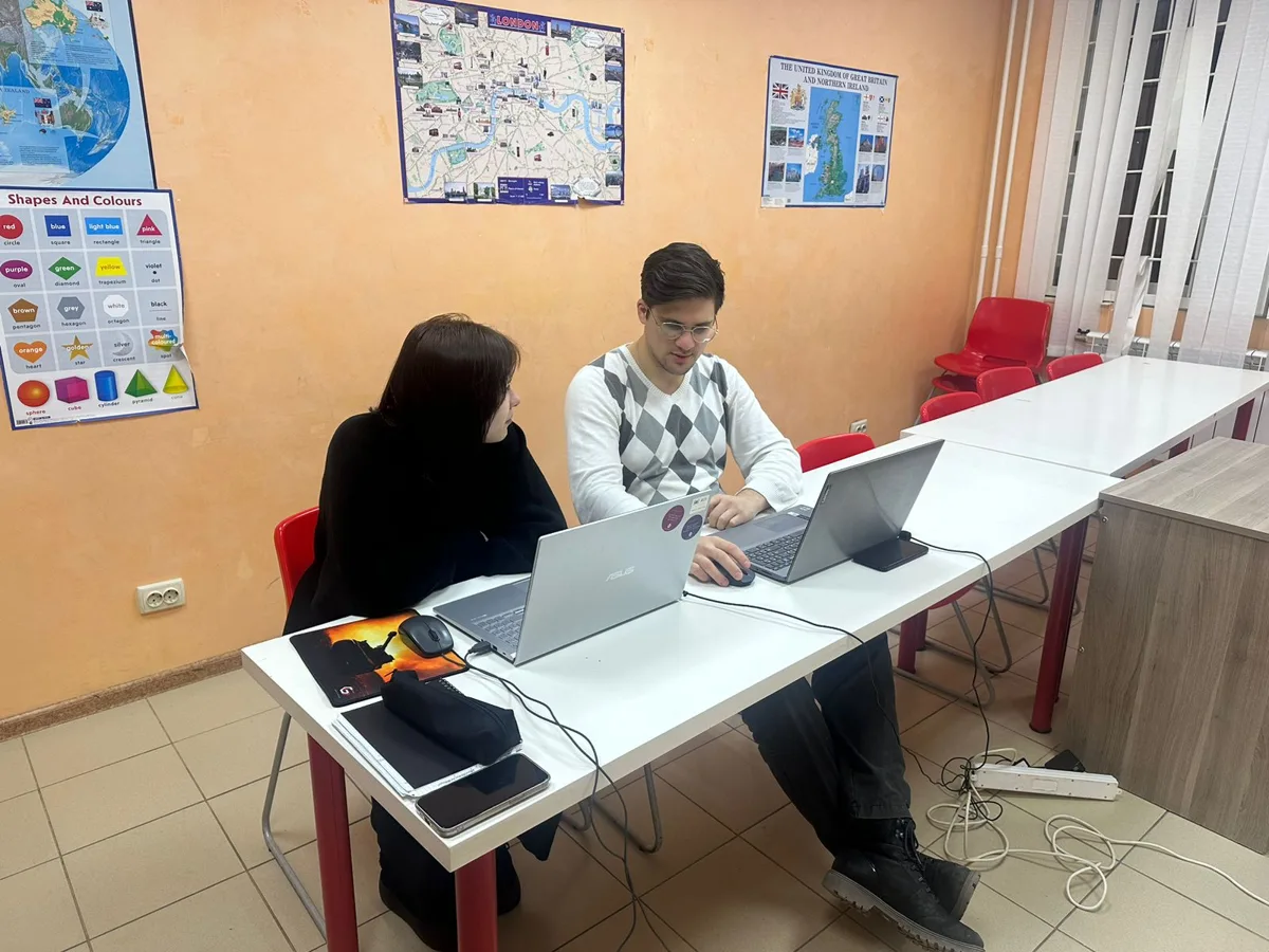 Преподаватель и ученики за ноутбуками