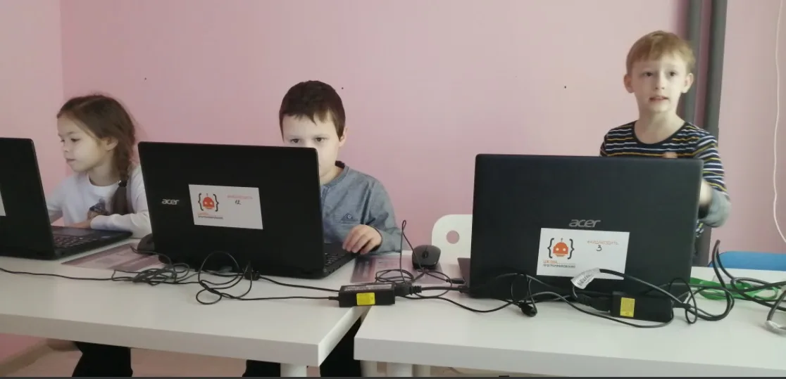Ученики работают за ноутбуками в классе