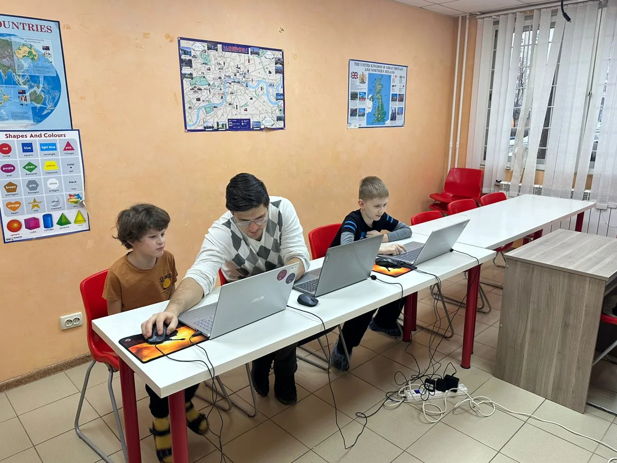 Дети и преподаватель в учебном классе
